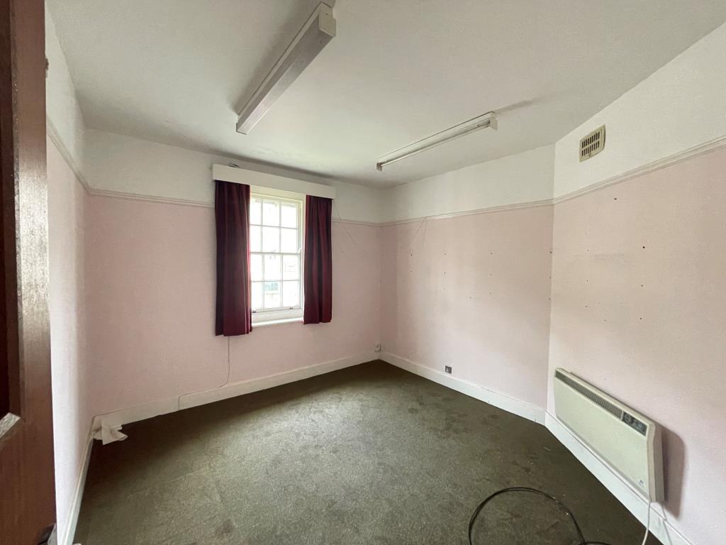 Lot: 93 - DETACHED PERIOD BUILDING WITH POTENTIAL - First floor room